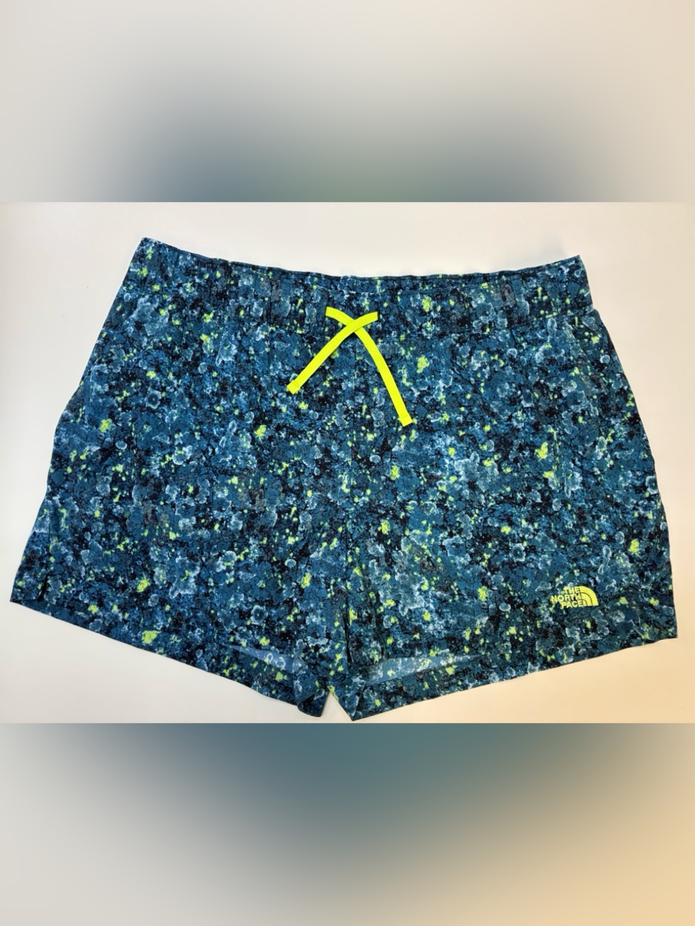 The North Face Class V Mini Shorts XL, EUC
Activewear, gorpcore, neon